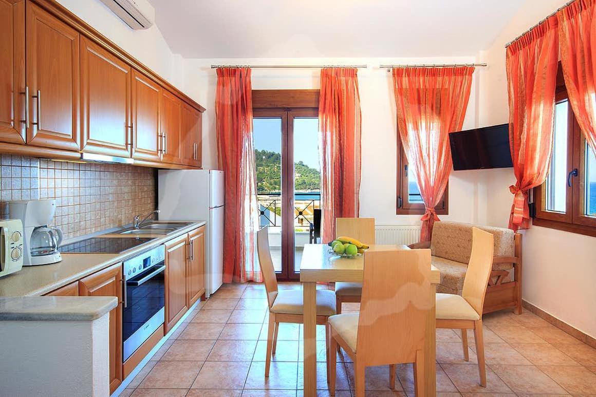 Loretta Maisonettes And Studios Chrisi Ammoudia Exteriör bild